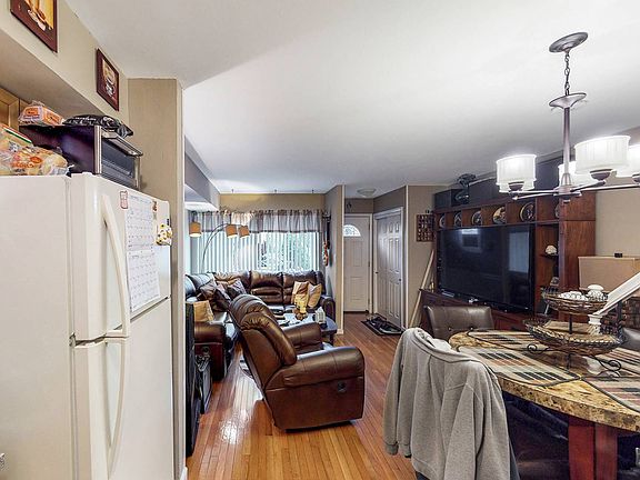 4th image of 19 Wolkoff Ln