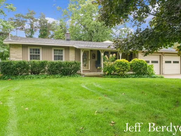 2490 Saratoga Dr NE, Grand Rapids, MI 49525