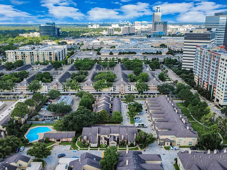 1022 Memorial Village Dr — Photo 3