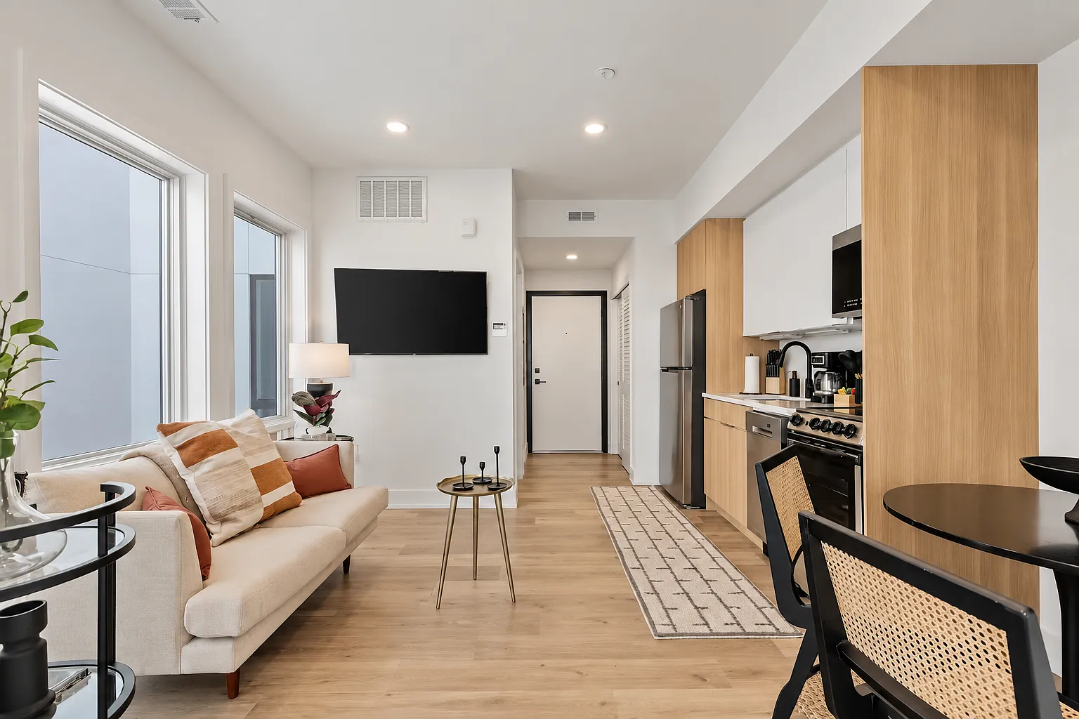 1 bed, 1.0 bath, 386 sqft, $2,800 — Photo 1