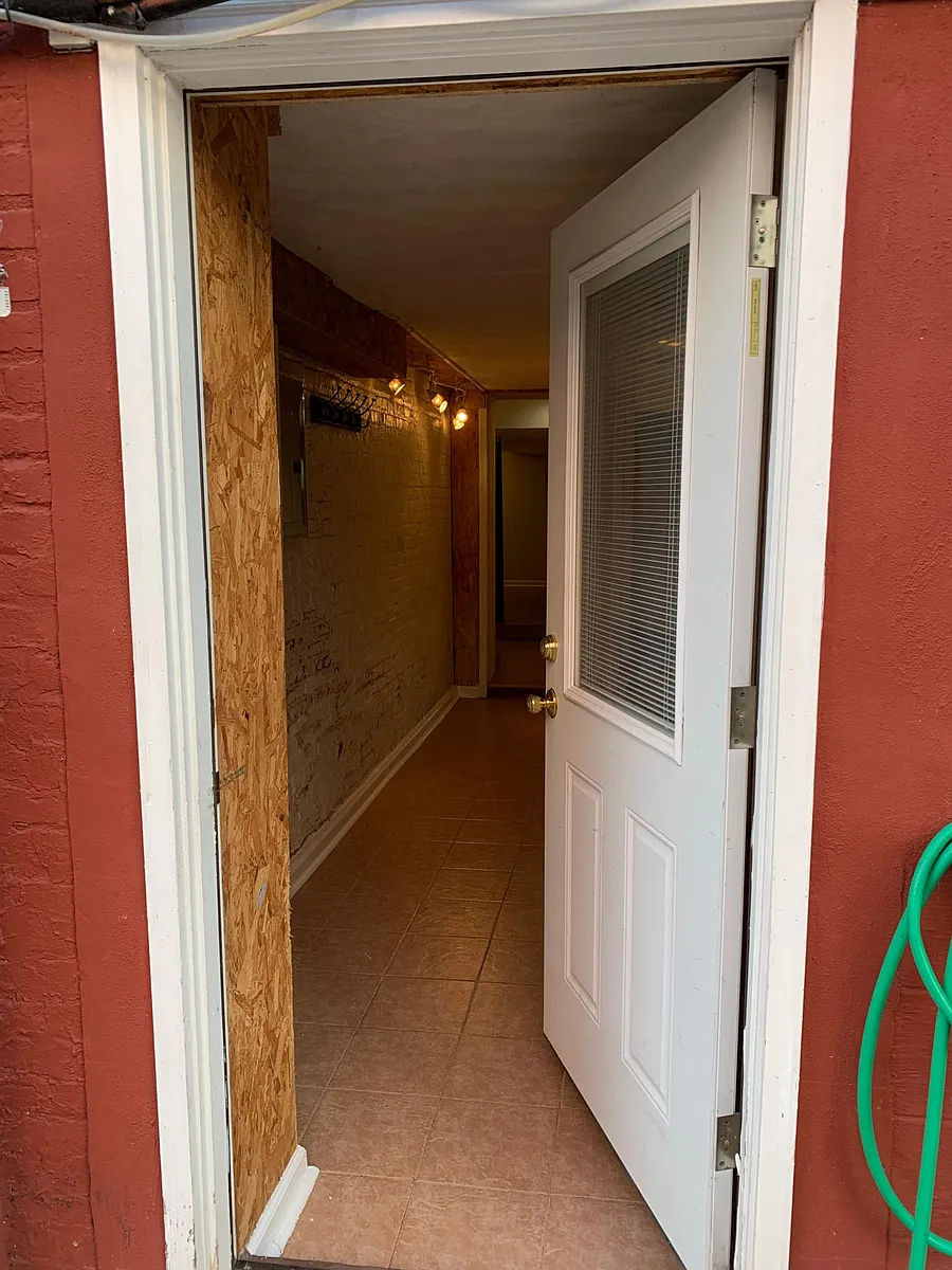 Entrance ( one of it ) - Warder St NW