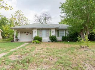 2002 W 3rd St, Taylor, TX 76574