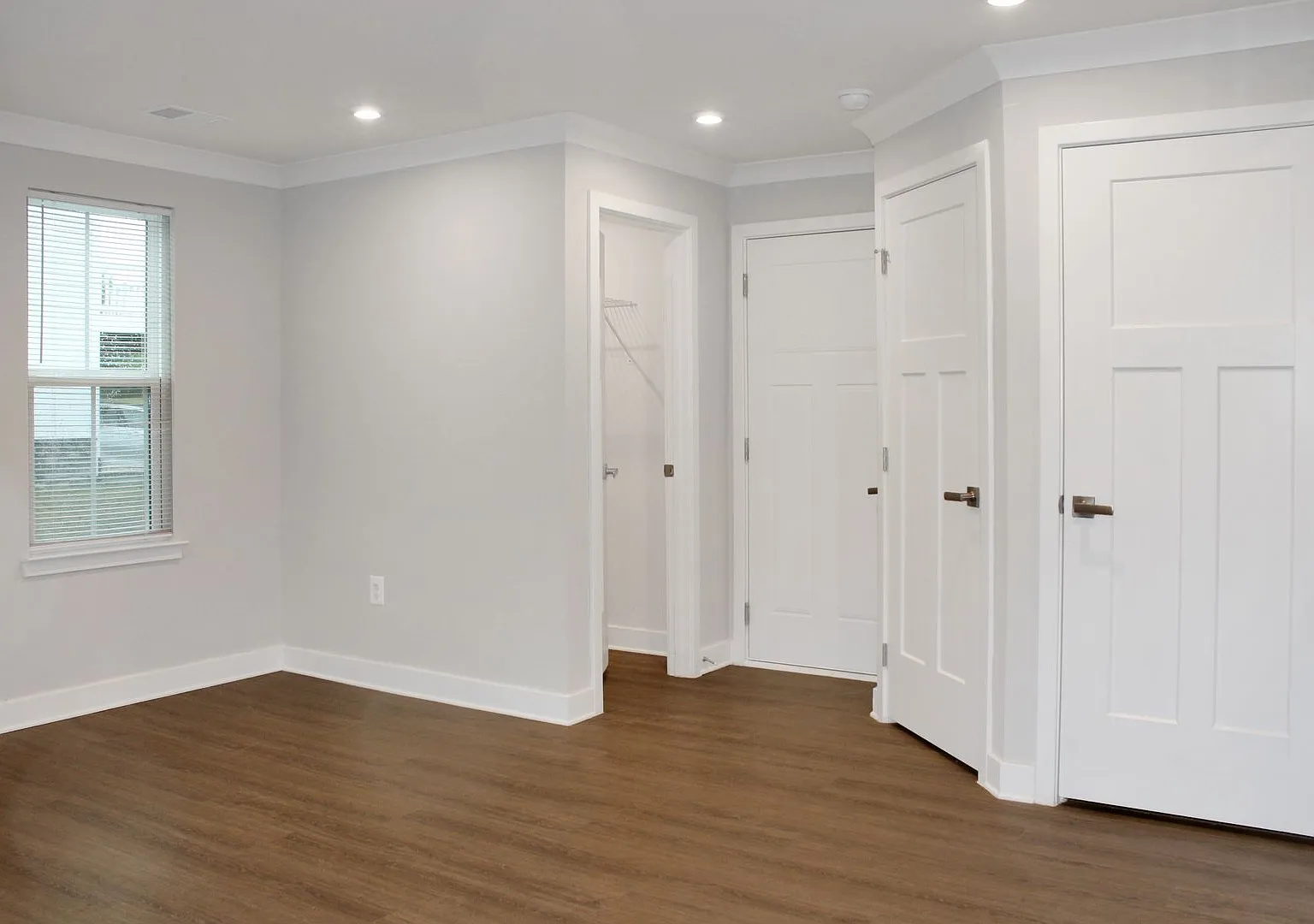 End-unit Townhouse with mountain views — Photo 4