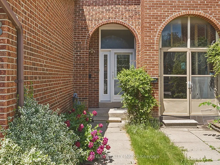 28 Newdawn Cres — Photo 3