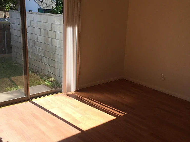 407 Violet Ave — Photo 2