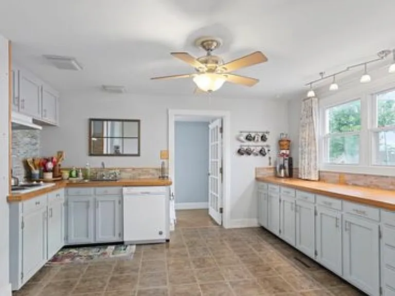 549 Park Ave — Photo 2