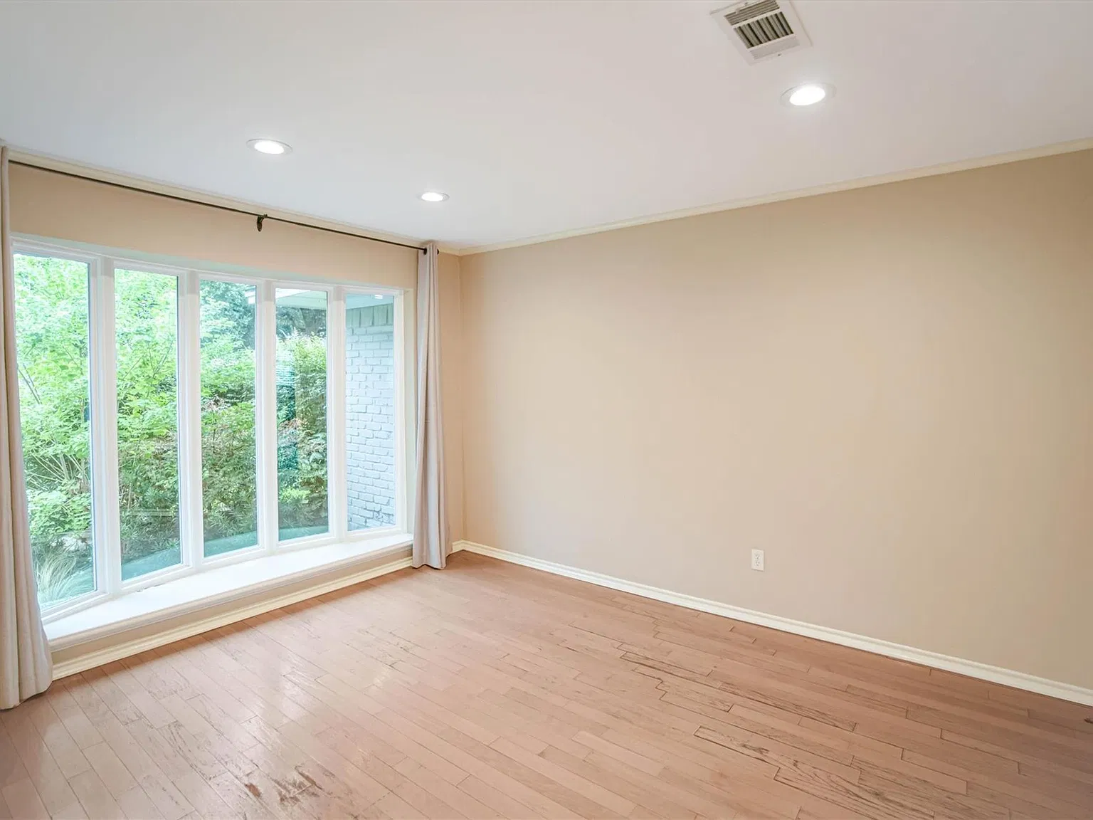 4 bed, 2408 sqft, $3,100 — Photo 4