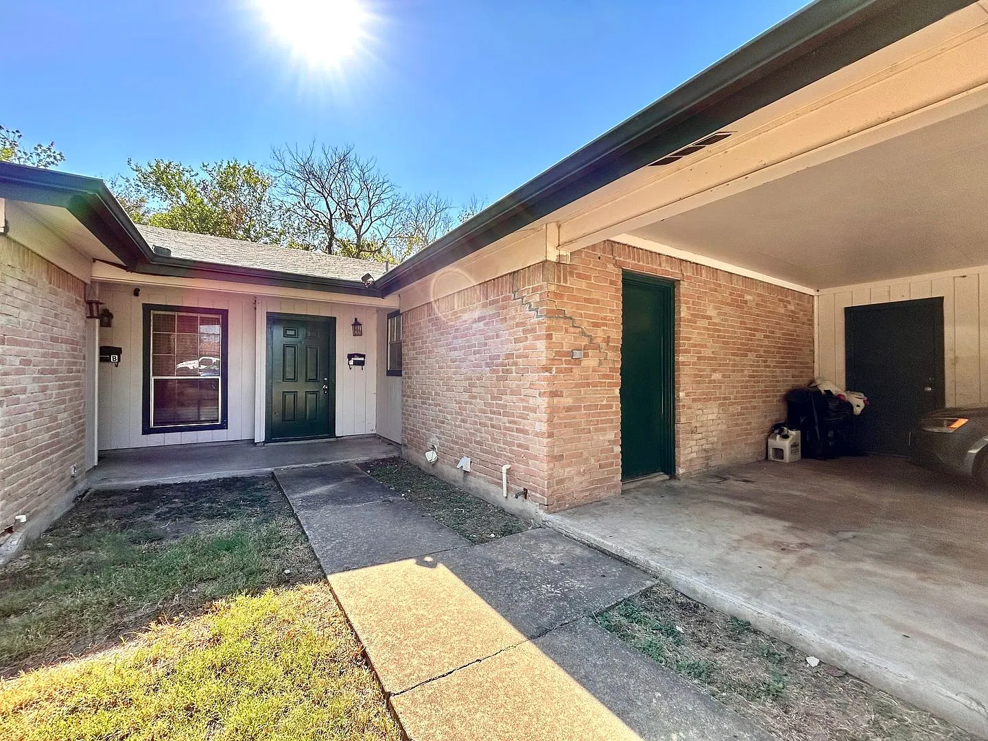 Charming 3/BR 2/BA Home with Enclosed Porch & Fenced Backyard! — Photo 2