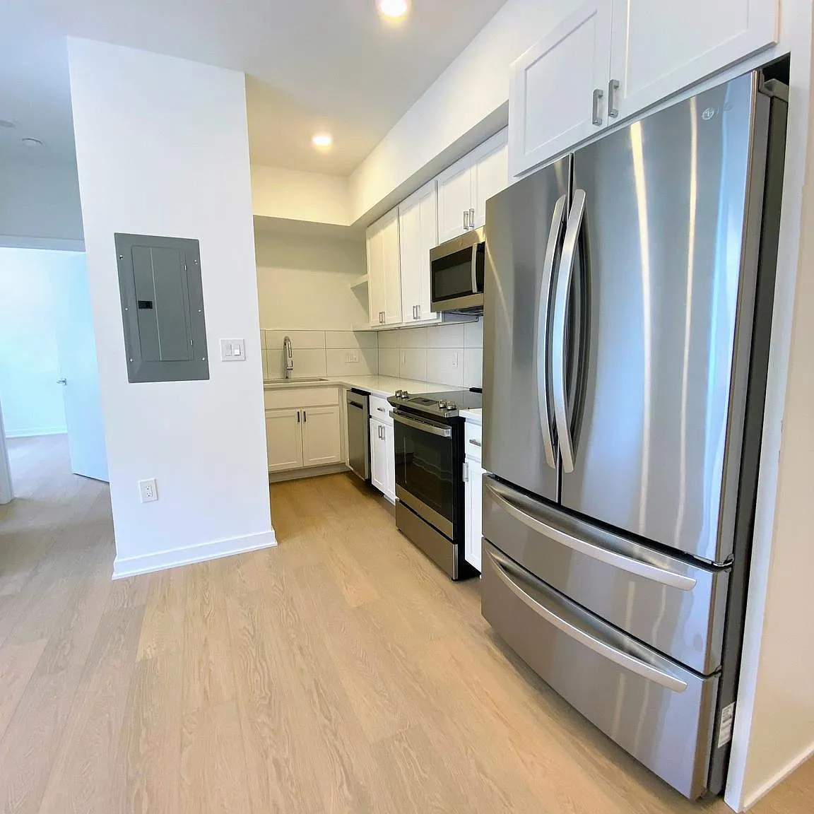 2 bed, 1.0 bath, 735 sqft, $2,599 — Photo 3