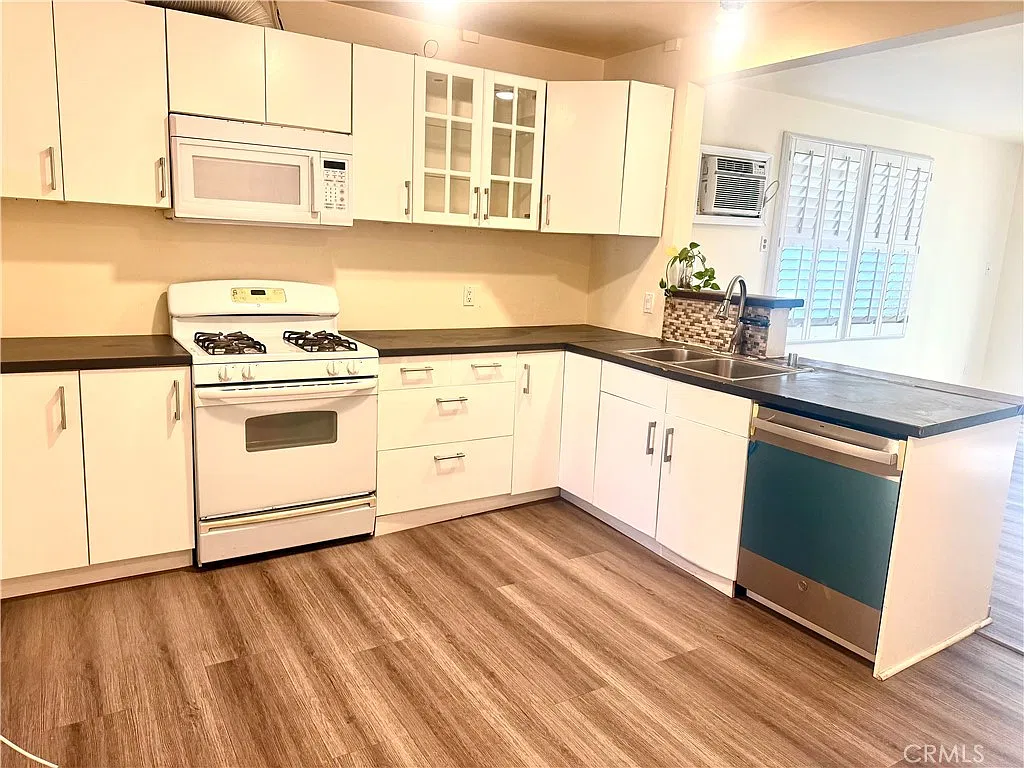3 bed, 1340 sqft, $3,350 — Photo 3
