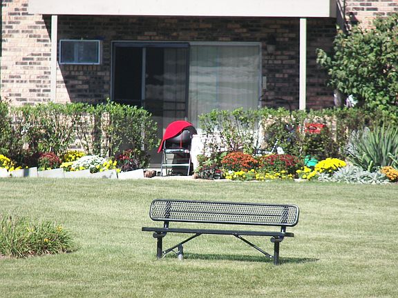 2nd image of 16w470 Lake Drive #106
