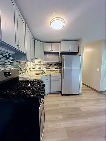 3 bed, 900 sqft, $1,800 — Photo 2