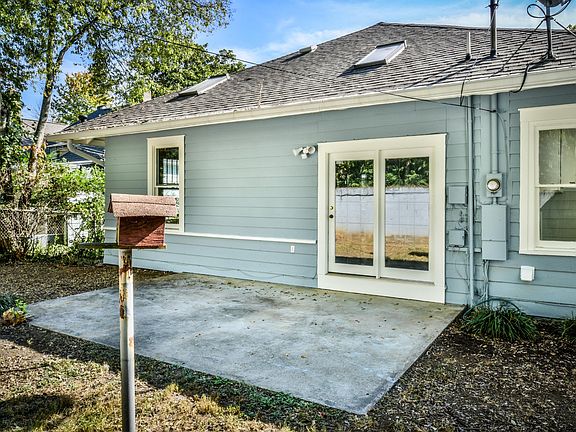 4th image of 1109 NE Eleanor St