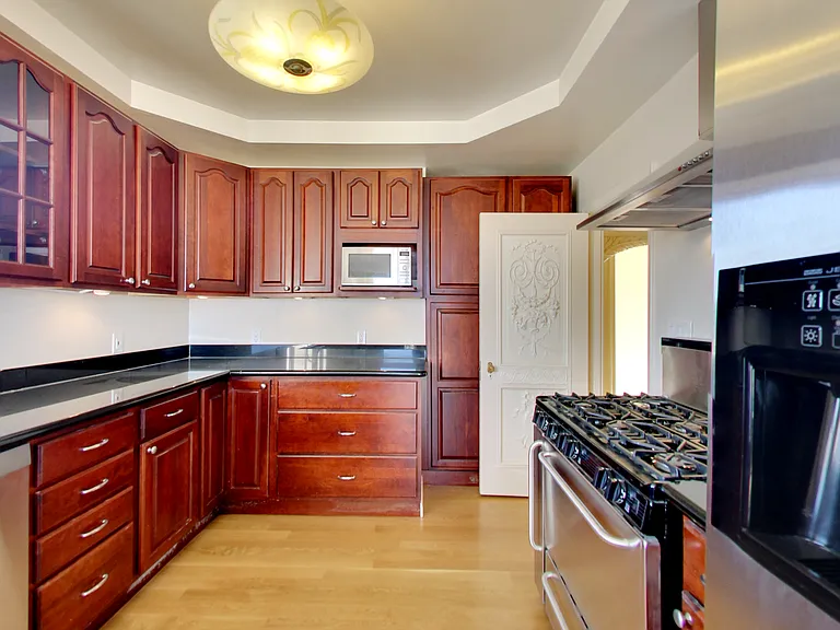 2090 Green Street (003r) — Photo 14