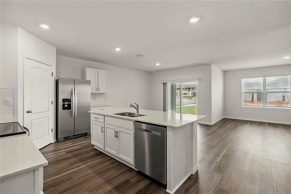 4 bed, 2.0 bath, 1828 sqft, $2,600 — Photo 3