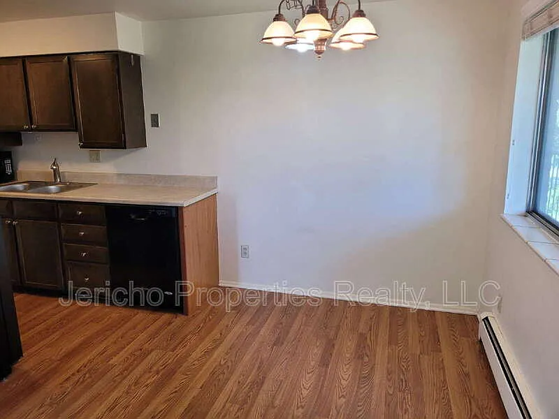 2 bed, 1.0 bath, 720 sqft, $1,250 — Photo 2