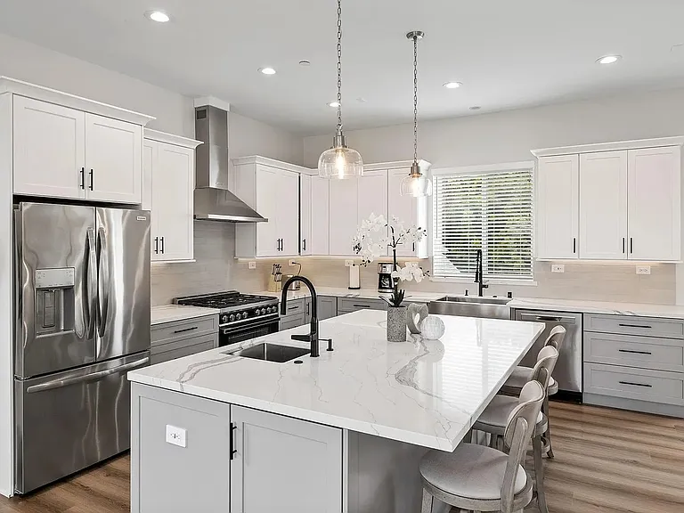 2423 Curtis Ave — Photo 8