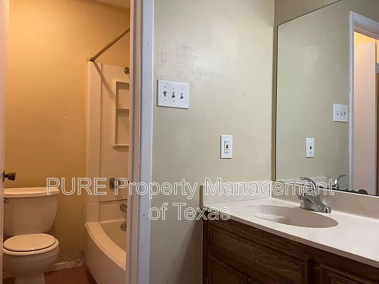 604 Country Aire Dr #B — Photo 17