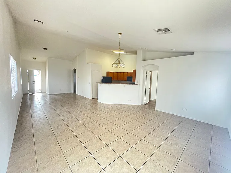 915 W Bowker St — Photo 13