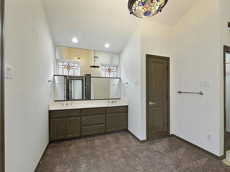 2824 Dyer St — Photo 14
