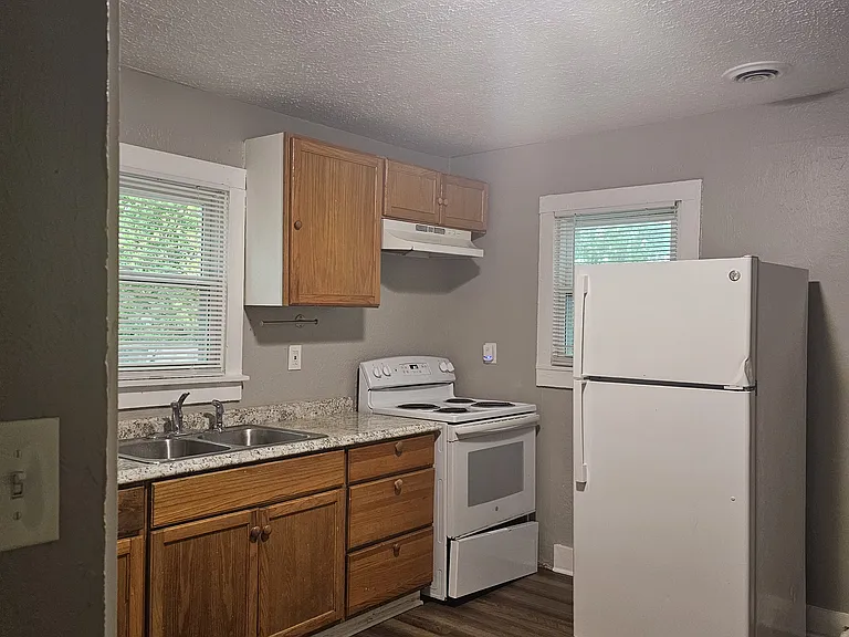 6804 Twin Dr — Photo 3