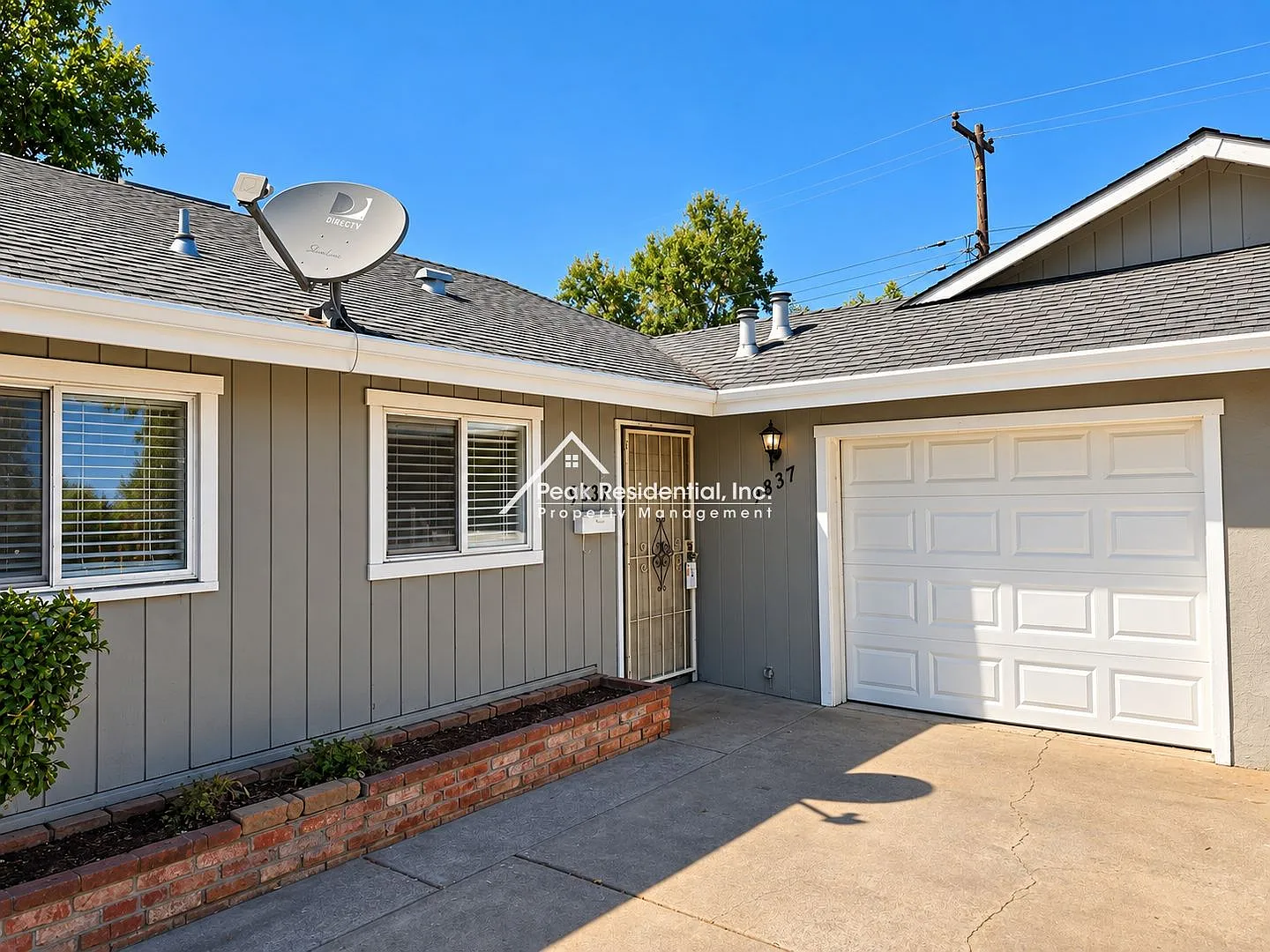 Updated 2bd/1ba Lincoln Village Duplex with Garage — Photo 3