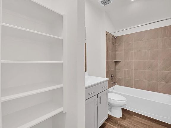5th image of 315 Chateau St