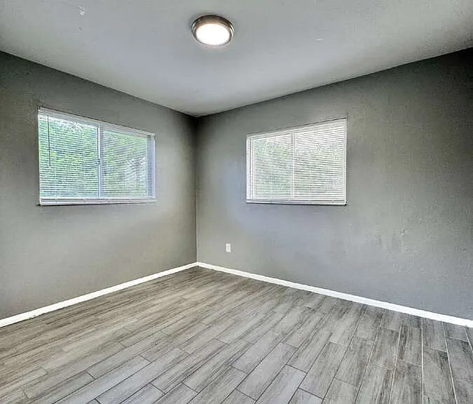 142 Harry Ave S — Photo 14