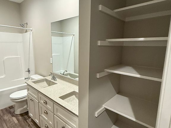 4th image of 822 S Poplar St #820