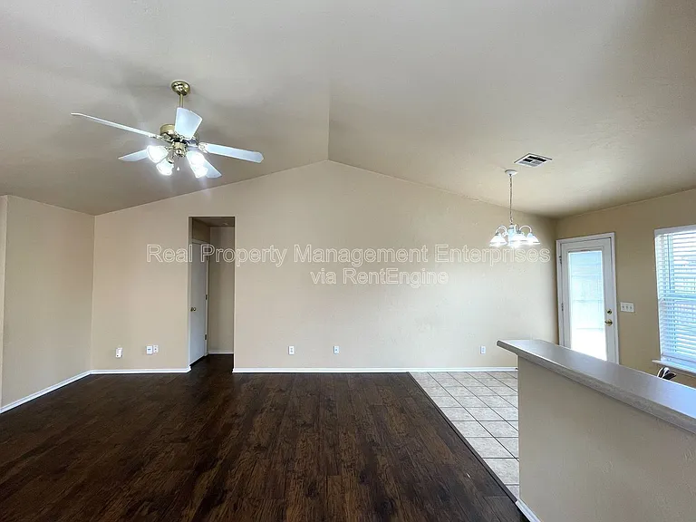 1915 Leeds Ln — Photo 5