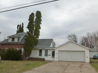 204 1st Ave, Newhall, IA 52315