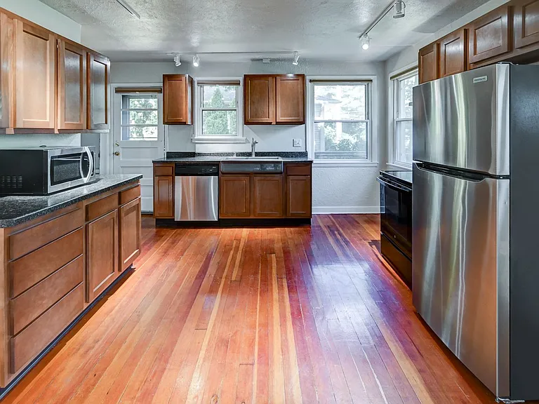 1404 Wyldhaven Ave — Photo 2