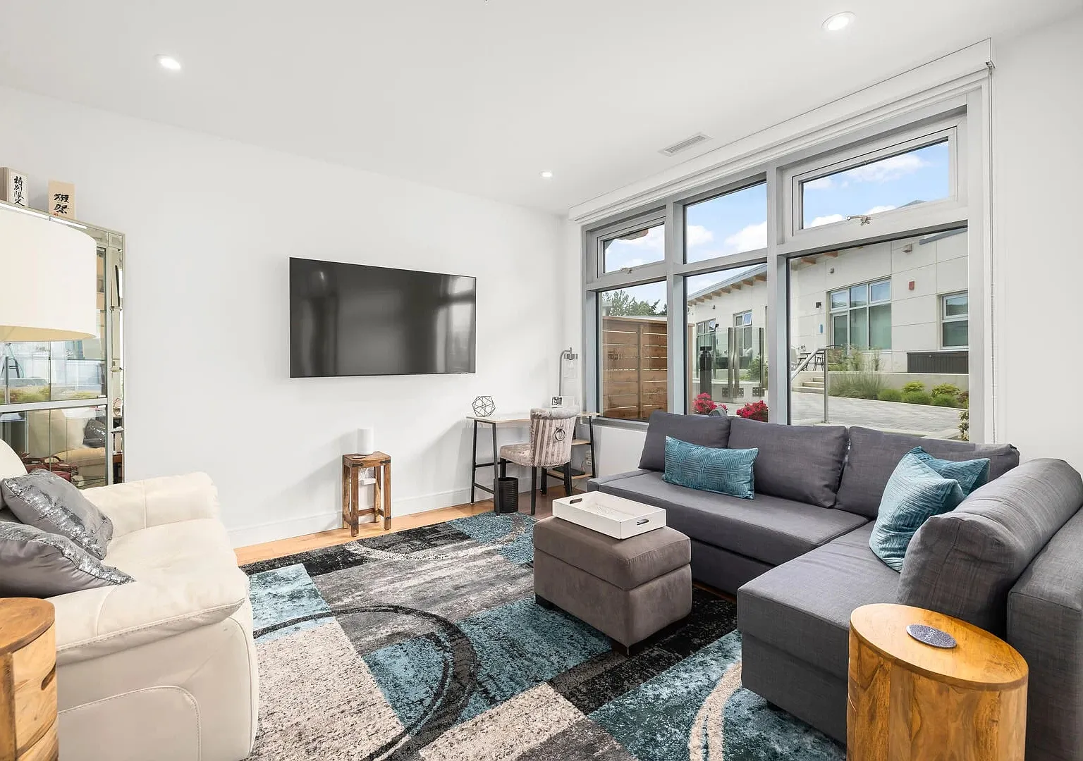 1 bed, 700 sqft, $3,000 — Photo 2