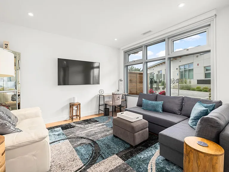 916 Lyall St #107 — Photo 2