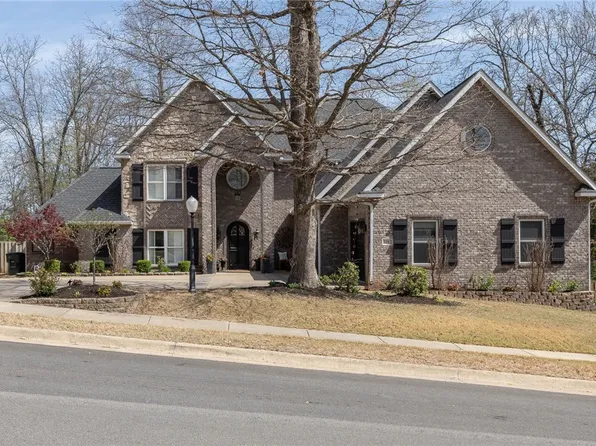 1182 N Summersby Dr, Fayetteville, AR 72701