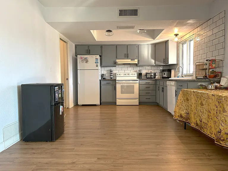2351 W Emelita Ave — Photo 7