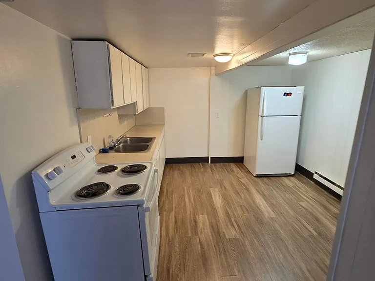 953 E Logan Ave #B — Photo 2