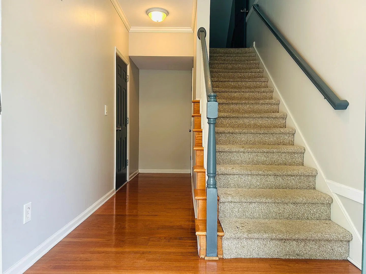 Beautiful townhome! 1 car garage, sunroom, glass shower, soaking tub, large room, kitchen w/island! — Photo 3