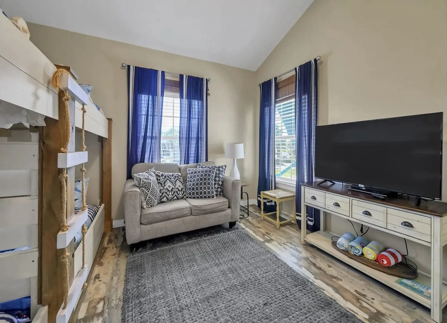 8 bed, 5.0 bath, 4876 sqft, $6,647 — Photo 1