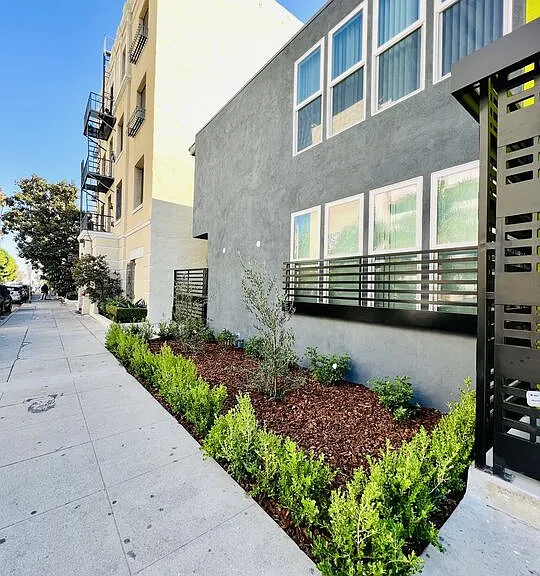 6244 De Longpre Ave #14 — Photo 2