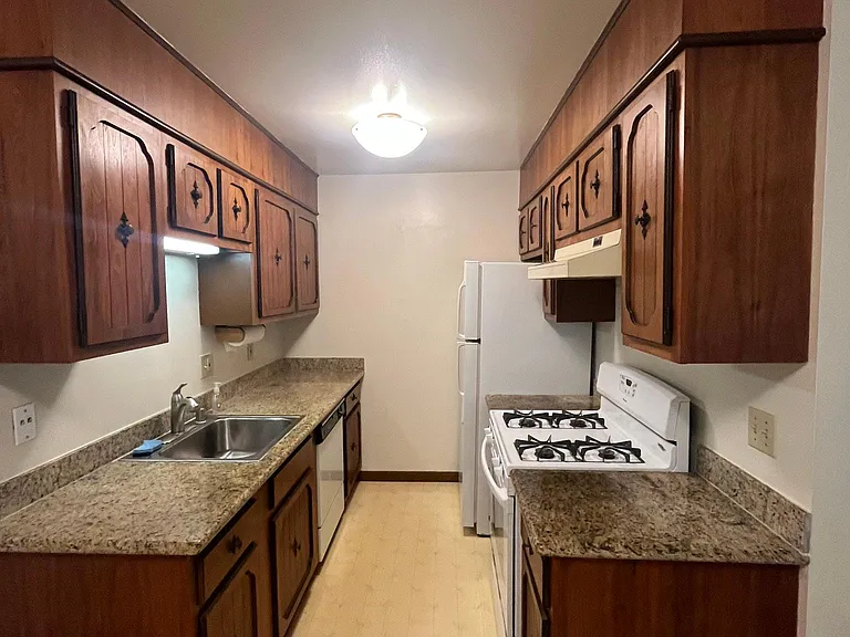 925 Madison St #2 — Photo 4