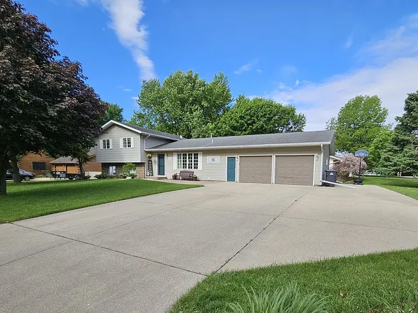 157 12th Ave NE, Sioux Center, IA 51250
