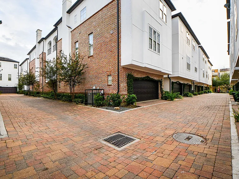 709 Delano St — Photo 45