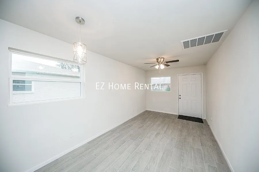 Move-In Special - One Free Week! Renovated 2b/1b For $995/Mth. Available Now! — Photo 3
