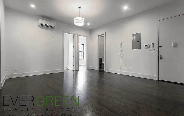 Living room, photo 2