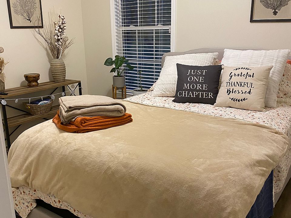 Queen bad there's linen but feel free to bring your own