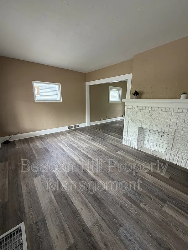 3 bed, 1.0 bath, 1218 sqft, $1,962 — Photo 2