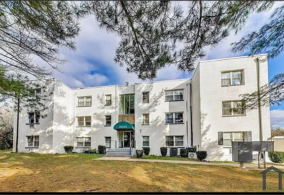26040 Woodfield Rd — Photo 2