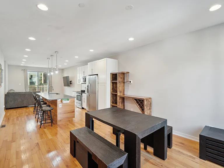 1246 E Fletcher St — Photo 3
