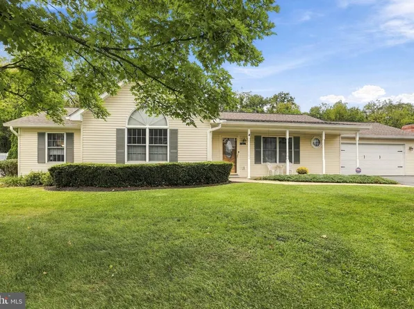 160 Dartmouth Ln, Falling Waters, WV 25419